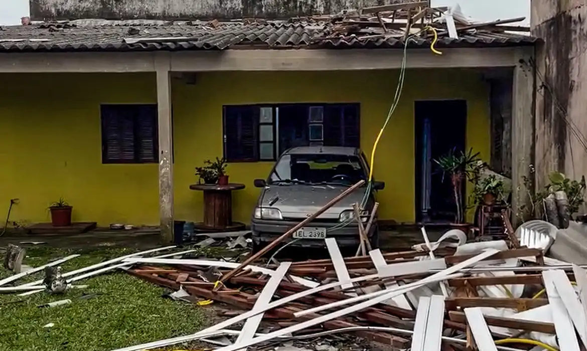 Ventania destelha casas na praia do Laranjal, em Pelotas. Foto rafaeldcunha/ Instagram