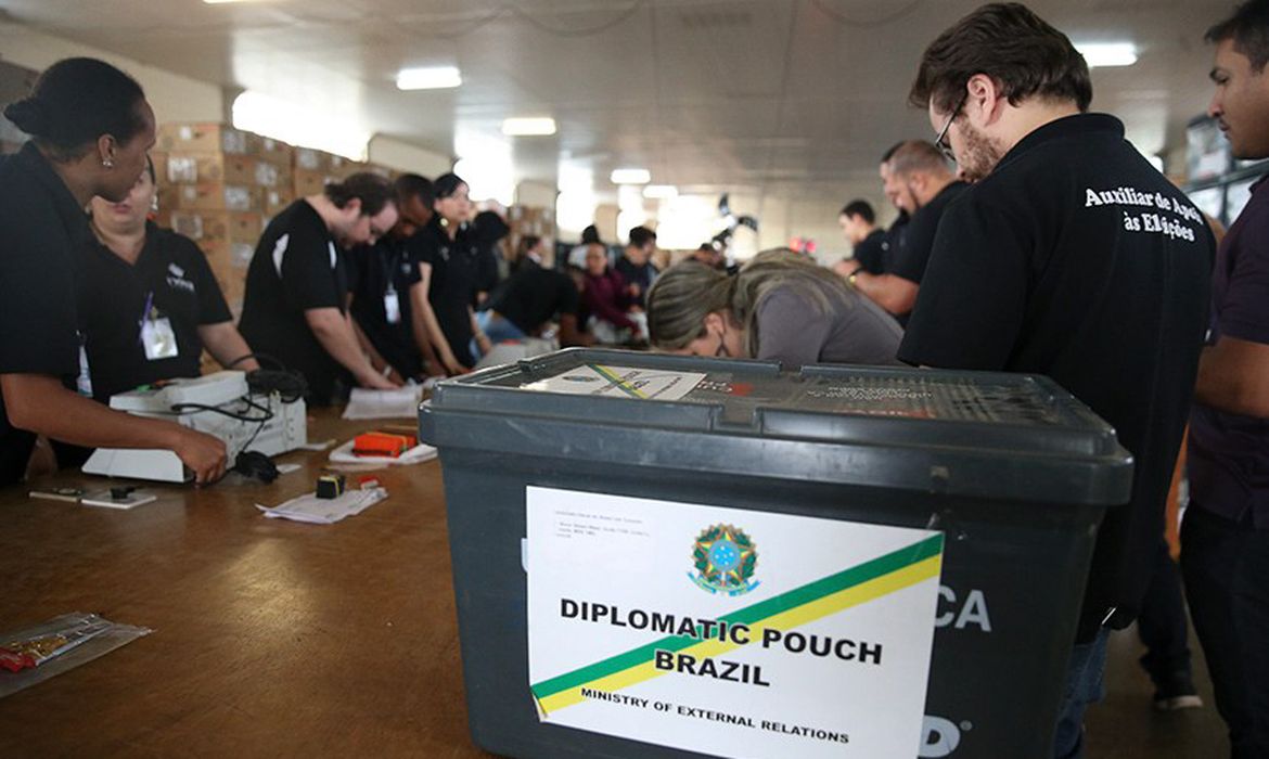 Brasília (DF), 25/09/2026 - Urna eleitoral sendo preparada para envio ao exterior. Foto: José Cruz/Arquivo/Agência Brasil