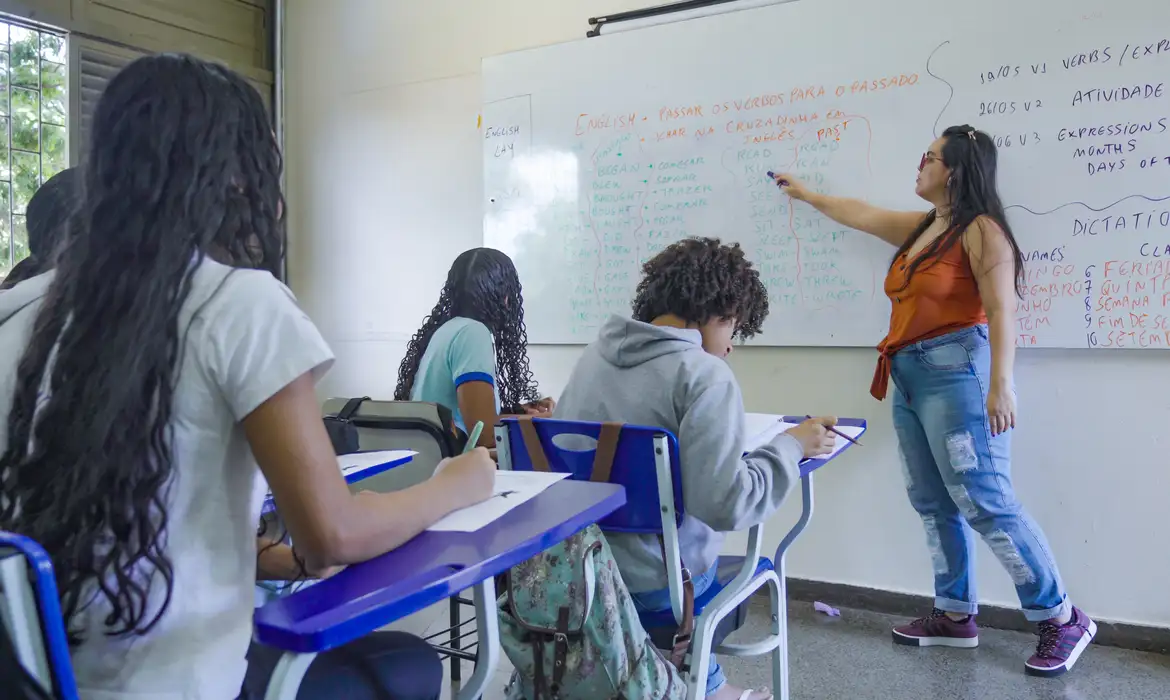 Brasília (DF), 25/06/2026 – Alunos do ensino médio do CED 16, na Ceilândia, aproveitam o segundo semestre letivo para intensificar a preparação em sala de aula visando o Exame Nacional do Ensino Médio (Enem), vestibulares, Programa de Avaliação Seriada (PAS/UnB) e outros processos seletivos de ingresso no ensino superior Foto: Rafa Neddermeyer/Agência Brasil