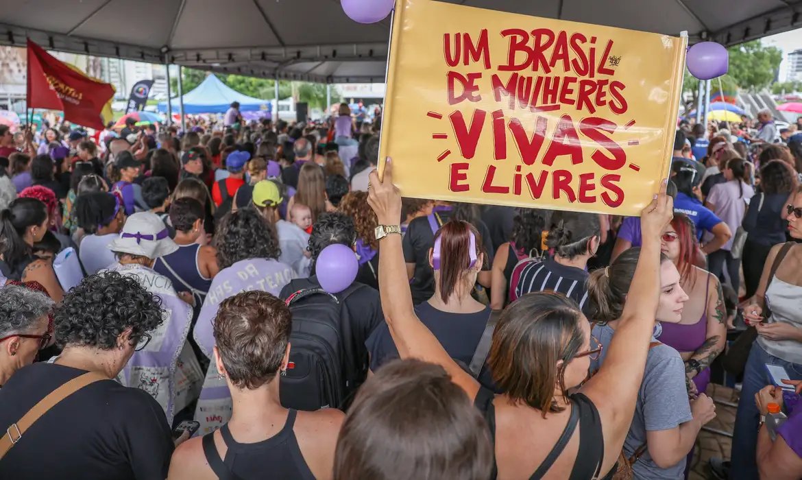 Brasília (DF), 07/12/2025 - O Levante Mulheres Vivas realiza ato na área central de Brasília para denunciar o feminicídio e todas as formas de violência contra mulheres. Foto: Marcelo Camargo/Agência Brasil