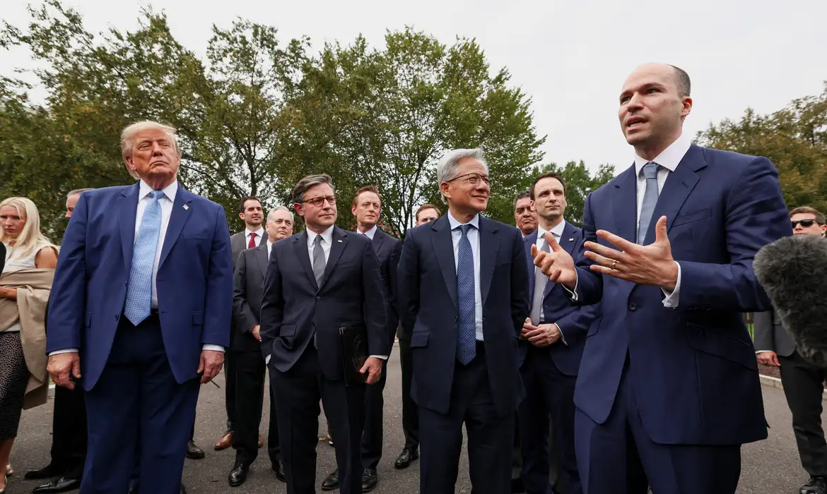 O presidente dos EUA, Donald Trump, ao lado do presidente da Câmara dos Deputados dos EUA, Mike Johnson, o presidente e CEO da Nvidia, Jensen Huang, e o presidente da OpenAI, Greg Brockman, fala à imprensa na entrada da Casa Branca após um almoço para líderes do setor de tecnologia na Sala Leste, em Washington 29 de setembro de 2026 REUTERS/Kevin Lamarque