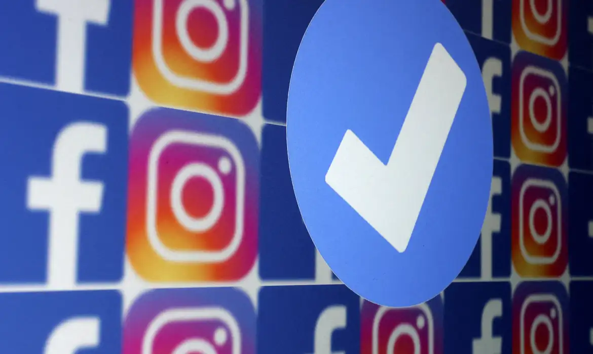 Selo azul de verificação e logos do Facebook e do Instagram 19 de janeiro de 2023 REUTERS/Dado Ruvic/Imagem ilustrativa