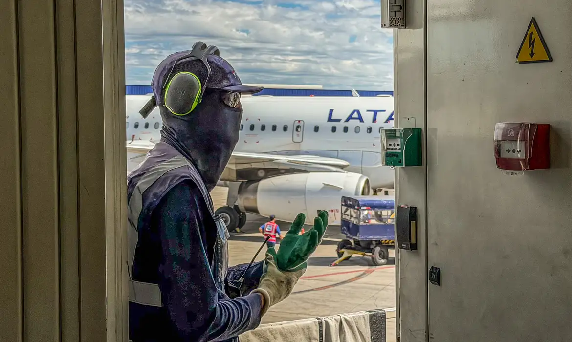 Brasília (DF), 17/03/2026 – Movimentação de passageiros no Aeroporto de Brasília durante operações de embarque e desembarque. Pessoas circulam pelos terminais com bagagens enquanto aviões realizam pousos e decolagens, refletindo o fluxo intenso de viagens na capital federal. Foto: Rafa Neddermeyer/Agência Brasil