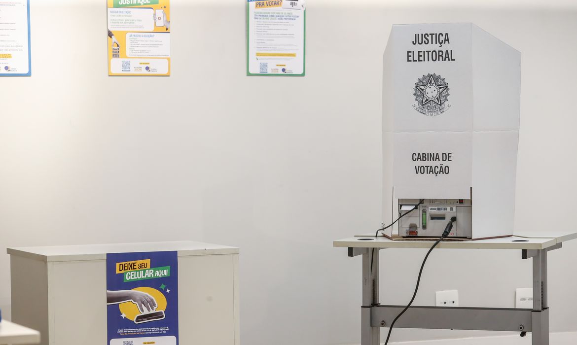 São Paulo (SP) 24/09/2026 - O Tribunal Regional Eleitoral de São Paulo (TRE-SP) , durante demonstração para a imprensa do fluxo de votação das Eleições 2026. Além de uma apresentação sobre o chamado “derrame de santinhos” e o novo provimento da Corregedoria do Tribunal que disciplina a fiscalização e a repressão desse crime eleitoral. O evento realizado na sede do TRE-SP. Urna Eletrônica . Foto: Paulo Pinto/Agência Brasil