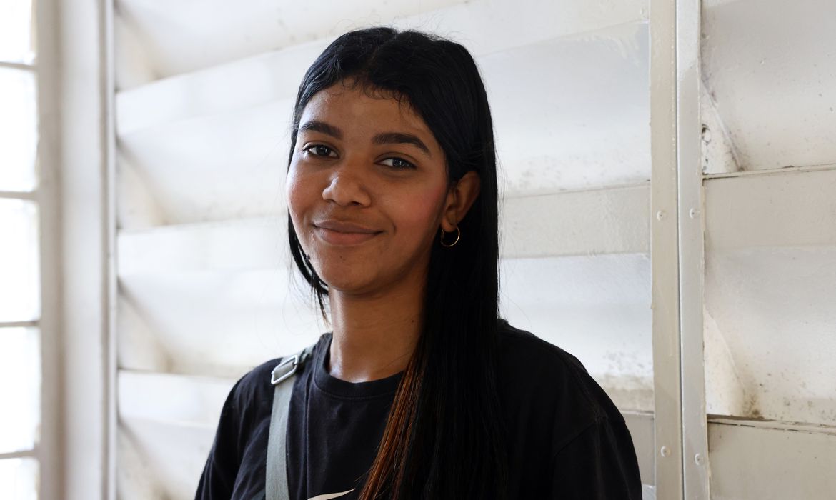 Rio de Janeiro (RJ), 04/10/2026 - Esthefany Marques Guimarães, de 18 anos, vota pela primeira vez na na zona eleitoral da Escola Municipal Rinaldo de Lamare, na Rocinha. Foto: Rovena Rosa/Agência Brasil