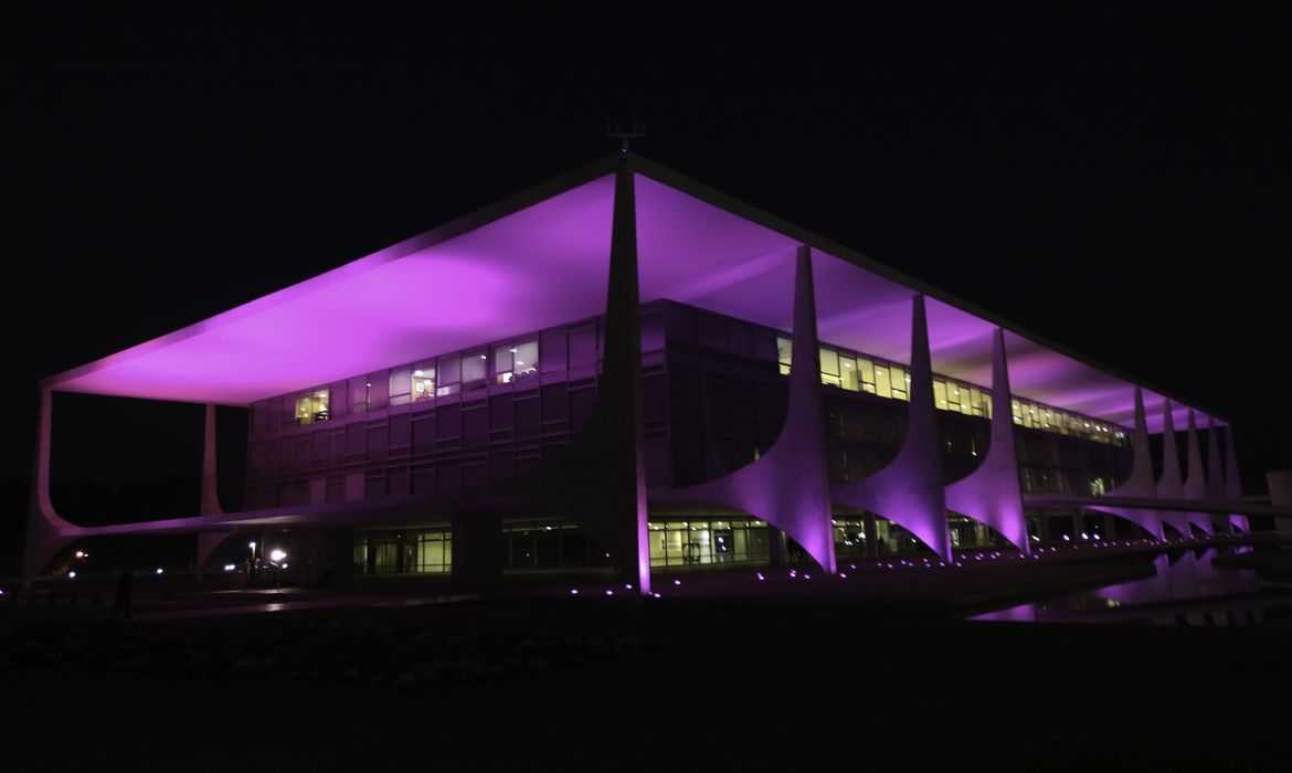O Palácio do Planalto é um dos monumentos de Brasília iluminados de rosa para a campanha Outubro Rosa, de conscientização sobre a importância da detecção precoce do câncer de mama