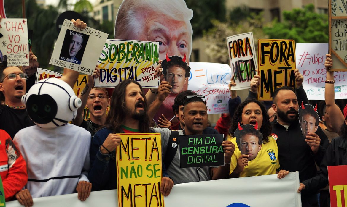 São Paulo (SP), 19/10/2026 - Organizações da sociedade civil e movimentos sociais realizam protesto em frente à sede da Meta , na avenida Faria Lima,3732, para denunciar o que consideram interferência sistemática da big tech na eleição brasileira. Foto: Paulo Pinto/Agencia Brasil