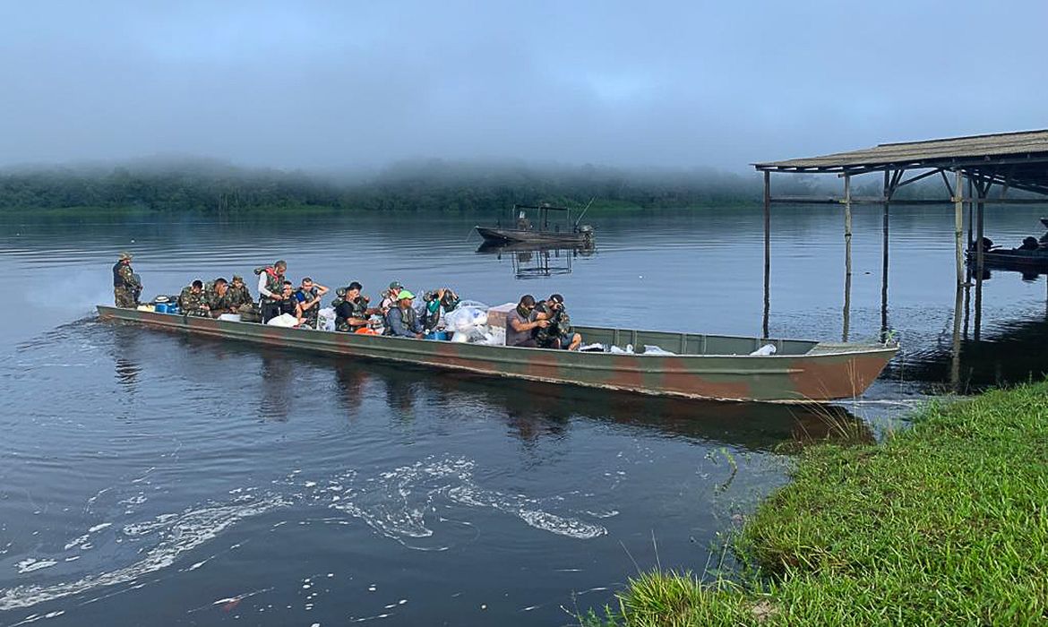 Militares da 22ª Brigada de Infantaria de Selva, do Exército, junto com o pessoal do TRE, transportam urnas no Rio Oiapoque, rumo à aldeia indígena de Kumarumã