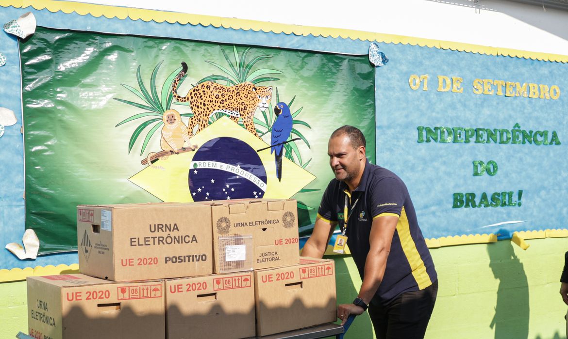 Brasília (DF), 02/10/2026 - O Tribunal Regional Eleitoral do Distrito Federal (TRE-DF) iniciou a distribuição das 7.000 mil urnas eletrônicas que serão utilizadas neste domingo (4/10), durante o 1º turno das Eleições 2026. Na foto urnas chegando na escola classe 02 na cidade da Estrutural. Foto: Joédson Alves/Agência Brasil