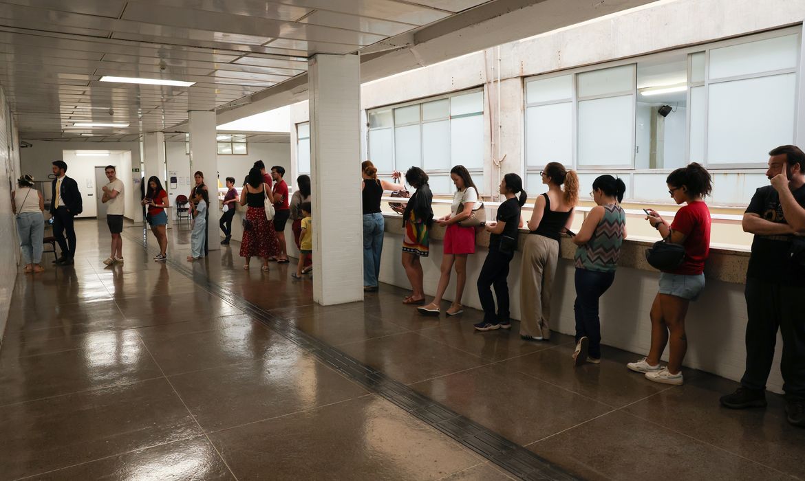Brasília – DF – 04/10/2026 - Votação do primeiro turno. (Fila para votar no Colégio CEUB) FOTO: Lula Marques/Agência Brasil.