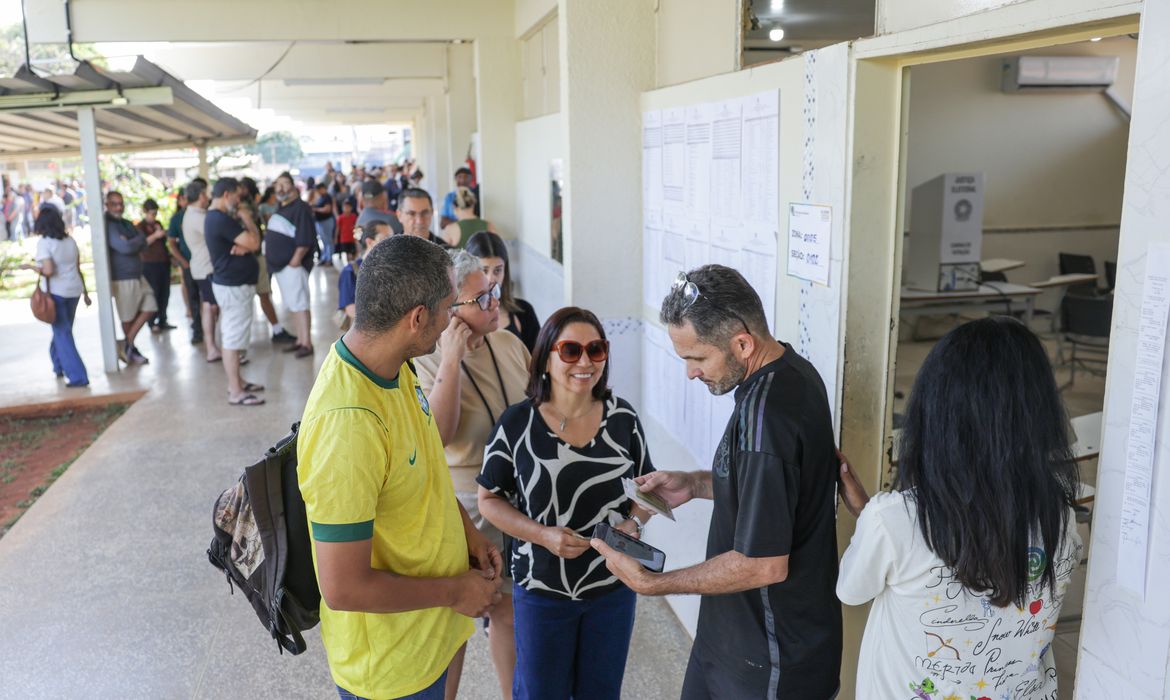 Brasília (DF), 04/10/2026 - Eleitores formam filas em locais de votação na manhã deste domingo, durante a abertura das seções eleitorais para o primeiro turno das Eleições 2026. Foto: Joédson Alves/Agência Brasil