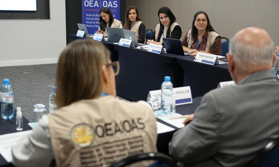 01/10/2026 - Como parte das atividades de observação pré-eleitoral antes das Eleições Gerais no Brasil, o chefe da Missão de Observação Eleitoral da OEA #OEAnoBrasil se reuniu com a equipe de especialistas para conhecer vários aspectos que antecedem o domingo, 4 de outubro. A #MOE_OEA analisa temas como organização e logística eleitoral, implementação de tecnologia, justiça eleitoral, financiamento político-eleitoral, violência, campanhas, mídia e comunicação digital, entre outros. Foto: @OEA_oficial/ X