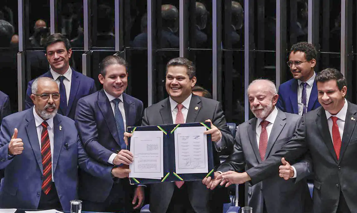 Brasília (DF), 16/10/2026 - Da esuqerda para diretita, Senador, Paulo Paim, presidente da Câmara dos deputados, Hugo Motta, presidente do Senado, Davi Alcolumbre, Presidente Luiz Inácio Lula da Silva e o deputado, Carlos Veras, promulgam a proposta de Emenda à Constituição (PEC 221), que acaba com a escala um dia de descanso a cada seis de trabalho no país, a escala 6x1. Foto: Lula Marques/Agência Brasil