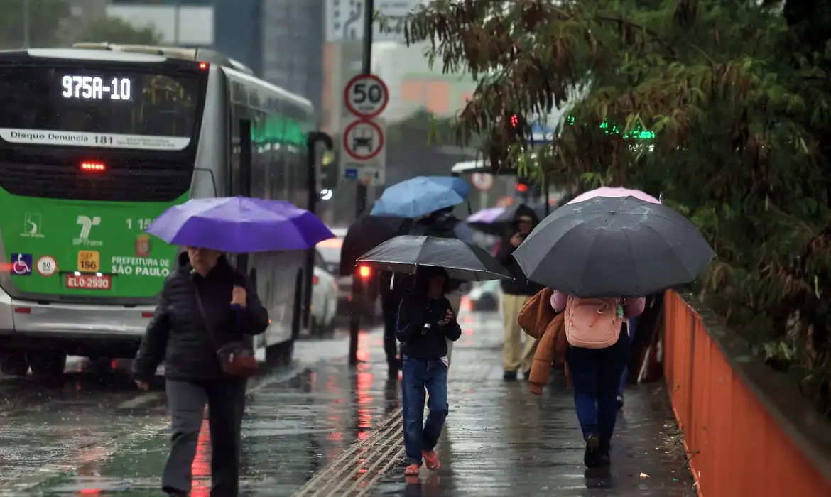São Paulo (SP), 10/09/2026. - Pesoas durante chuva em São Paulo. Foto: Paulo Pinto/Agencia Brasil