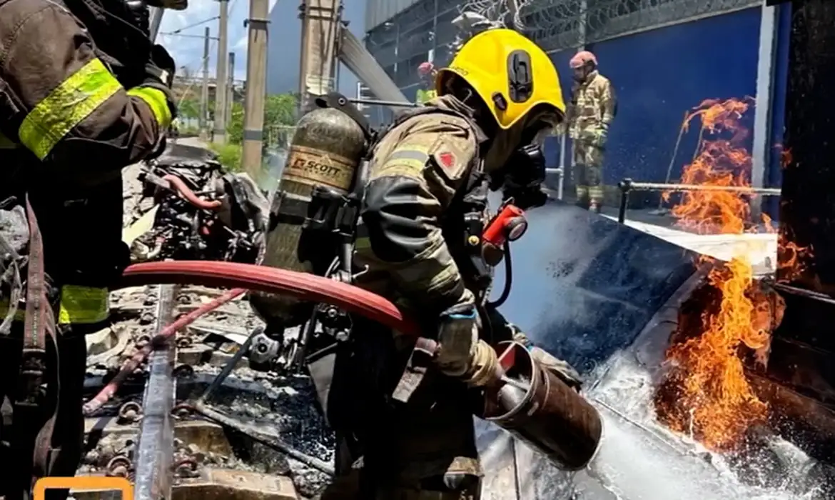09/10/2026 - Bombeiros atuam em queda de aeronave no bairro São Gabriel, em Belo Horizonte. A ocorrência foi registrada por volta das 11h15 desta sexta-feira (9), no pátio de manutenção do Metrô BH. O monomotor atingiu a estrutura de um galpão e um poste da rede elétrica antes de cair sobre trilhos utilizados para manobras de vagões. Foto: bombeirosmg/Instagram