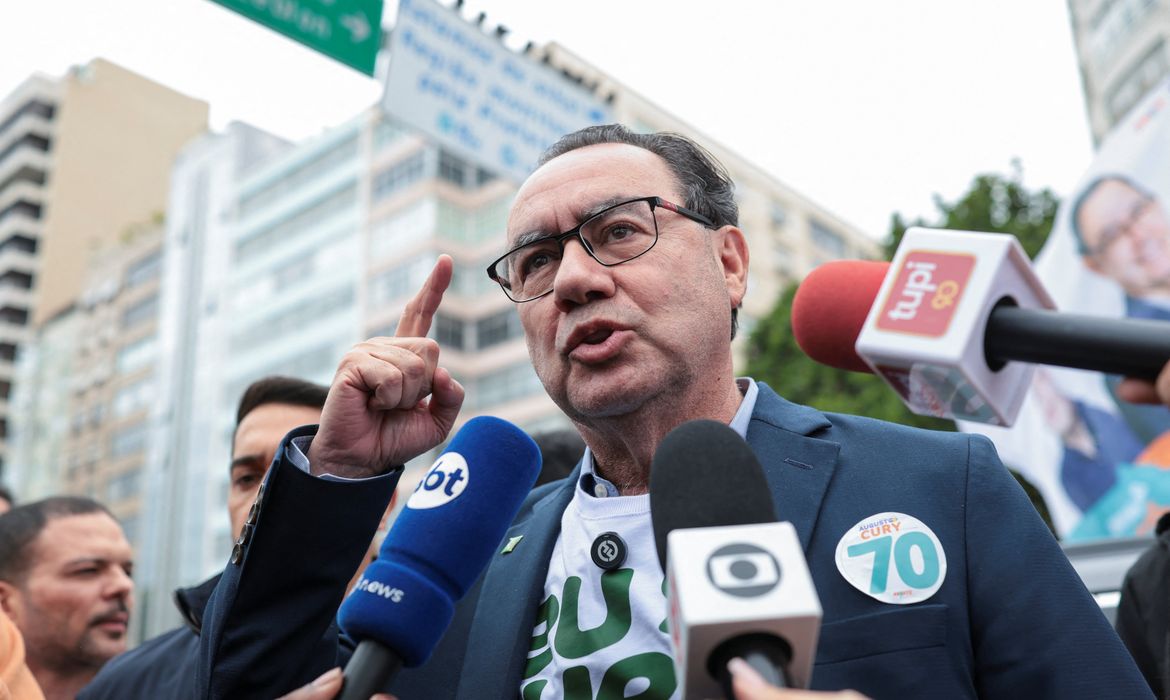 Brazilian presidential candidate Augusto Cury of the Avante Party speaks to the press during an election campaign event in Copacabana, Rio de Janeiro, Brazil, September 7, 2026. REUTERS/Tita Barros
