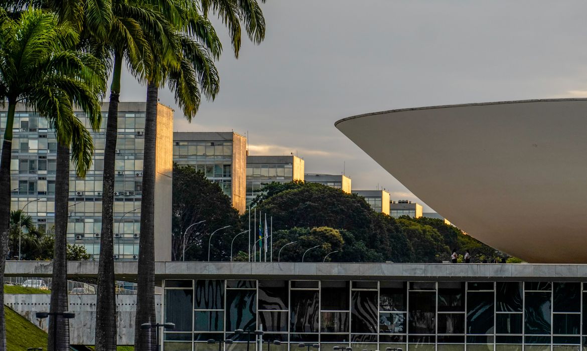 13/07/2026 - Brasília - Cúpula da Câmara dos Deputados no Congresso Nacional, com os prédios da Esplanada dos Ministérios. Foto: Rafa Neddermeyer/Agência Brasil