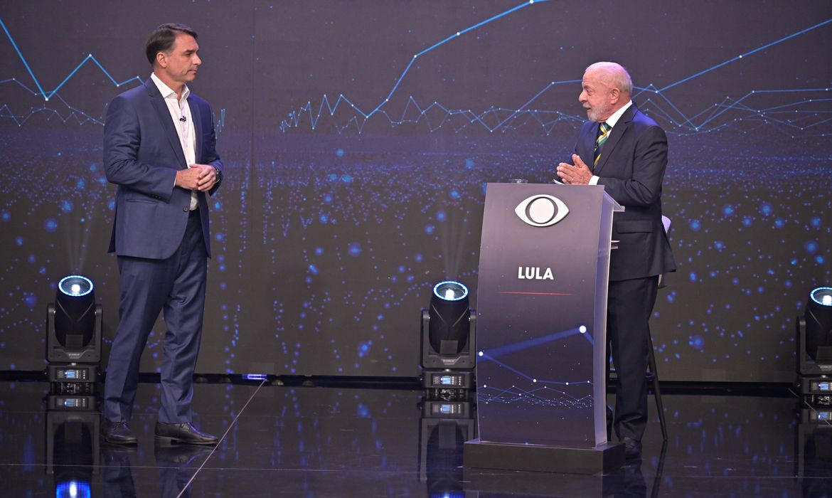 São Paulo – 18/10/2026 – Os Candidatos, Luiz Inácio Lula da Silva e Flávio Bolsonaro Durante debate na Band Eleições. Foto: Renato Pizzutto/Band