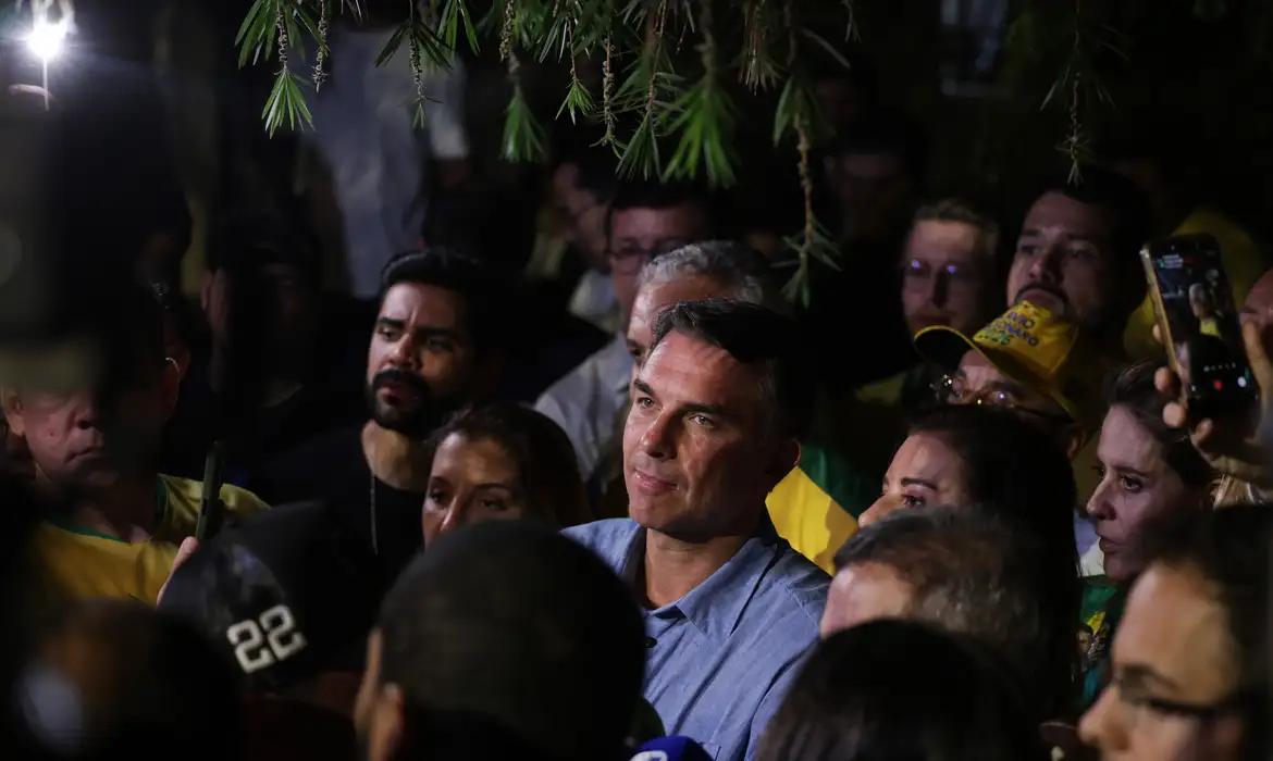Brasília (DF), 04/10/2026 - Flávio Bolsonaro (PL) fala com jornalistas após a vitória no primeiro turno das eleições de 2026 sobre seu oponente, Luiz Inácio Lula da Silva (PT). Foto: Joédson Alves/Agência Brasil