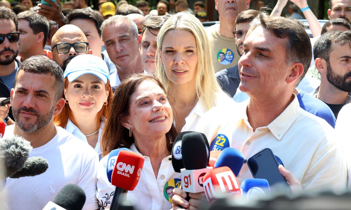 Rio de Janeiro (RJ), 09/10/2026 - O candidato a presidência do Brasil, Flávio Bolsonaro, fala com a imprensa durante encontro com o candidato a governador do estado do Rio de Janeiro, Douglas Ruas, na Barra da Tijuca. Foto: Rovena Rosa/Agência Brasil