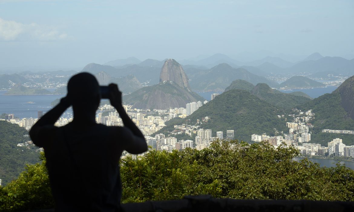 Turista observa a vista no mirante da Vista Chinesa dentro da mata atlântica na Floresta da Tijuca, no Rio de Janeiro