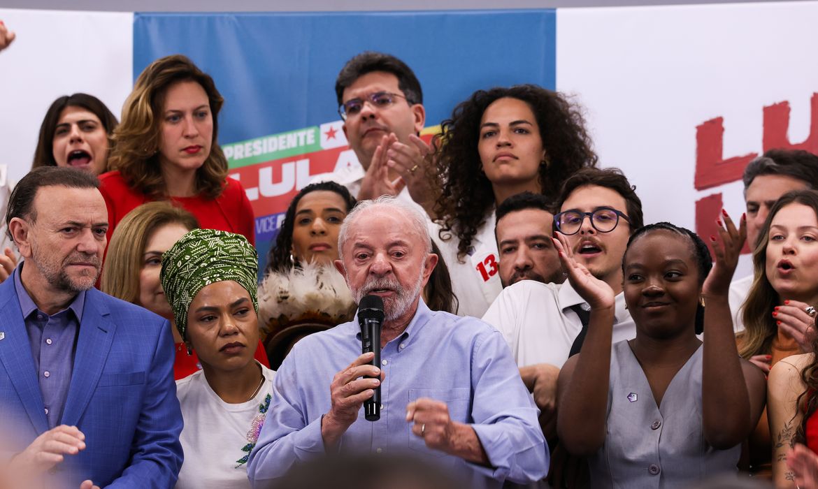 Brasília – DF – 07/10/2026 - Candidato a reeleição, Luiz Inácio Lula da Silva, durante ato com parlamentares eleitos no Hotel Meliá em Brasília. Lula Marques/Agência Brasil.
