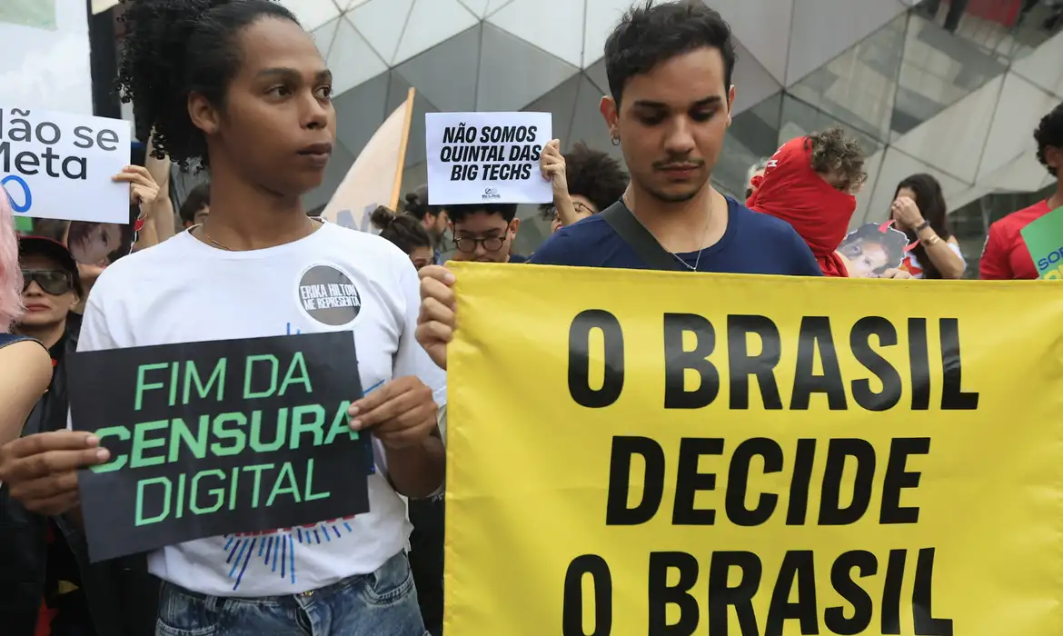 São Paulo (SP), 19/10/2026 - Organizações da sociedade civil e movimentos sociais realizam protesto em frente à sede da Meta , na avenida Faria Lima,3732, para denunciar o que consideram interferência sistemática da big tech na eleição brasileira. Foto: Paulo Pinto/Agencia Brasil