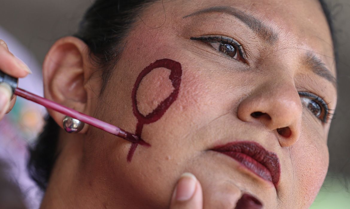 Brasília (DF), 07/12/2025 - O Levante Mulheres Vivas realiza ato na área central de Brasília para denunciar o feminicídio e todas as formas de violência contra mulheres. Foto: Marcelo Camargo/Agência Brasil