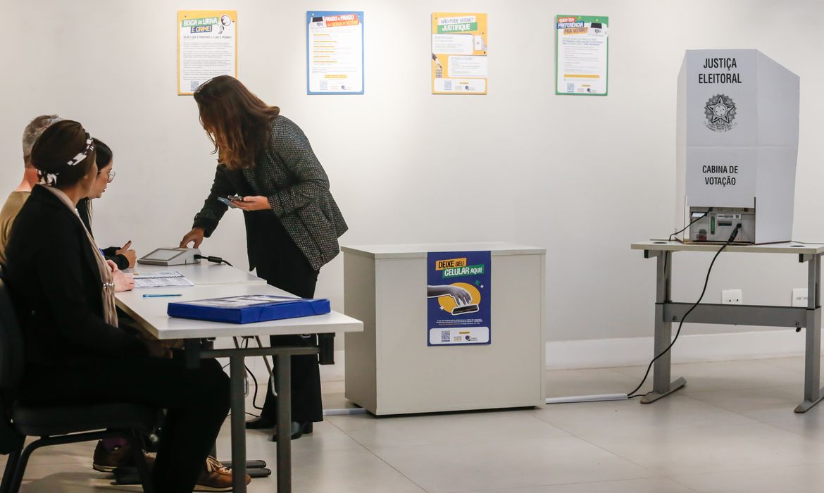 São Paulo (SP) 24/09/2026 - O Tribunal Regional Eleitoral de São Paulo (TRE-SP) , durante demonstração para a imprensa do fluxo de votação das Eleições 2026. Além de uma apresentação sobre o chamado “derrame de santinhos” e o novo provimento da Corregedoria do Tribunal que disciplina a fiscalização e a repressão desse crime eleitoral. O evento realizado na sede do TRE-SP. Urna Eletrônica . Foto: Paulo Pinto/Agência Brasil