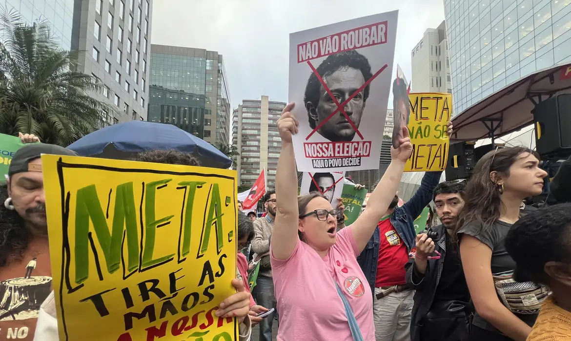 São Paulo (SP), 19/10/2026 - Organizações da sociedade civil e movimentos sociais realizam protesto em frente à sede da Meta , na avenida Faria Lima,3732, para denunciar o que consideram interferência sistemática da big tech na eleição brasileira. Foto: Paulo Pinto/Agencia Brasil