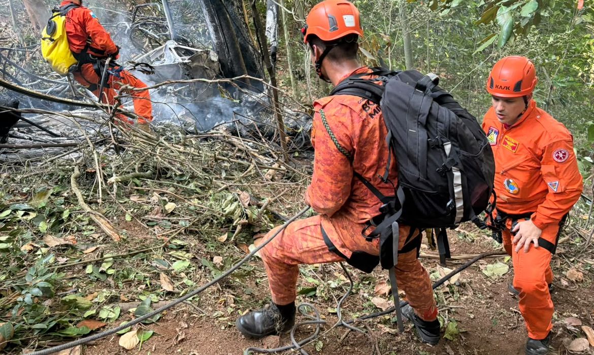 Equipes do Corpo de Bombeiros atuam na Vista Chinesa, Rio de Janeiro, depois de queda de helicóptero Crédito da foto: Divulgação CBMRJ