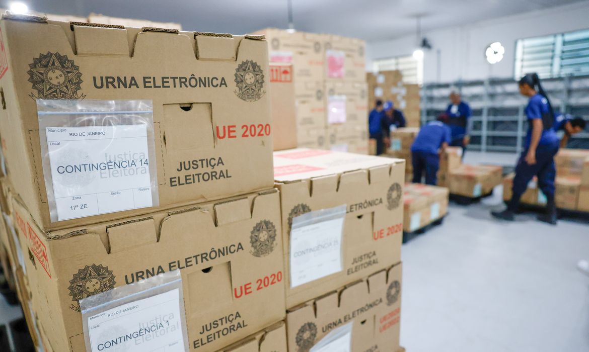 Rio de Janeiro (RJ), 03/10/2026 – Distribuição das urnas eletrônicas aos locais de votação a partir do Polo Eleitoral do Jardim Botânico, coordenada por equipes do TRE-RJ. Foto: Fernando Frazão/Agência Brasil