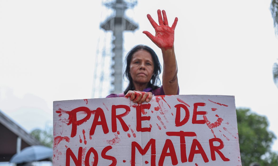 Brasília (DF), 07/12/2025 - O Levante Mulheres Vivas realiza ato na área central de Brasília para denunciar o feminicídio e todas as formas de violência contra mulheres. Foto: Marcelo Camargo/Agência Brasil