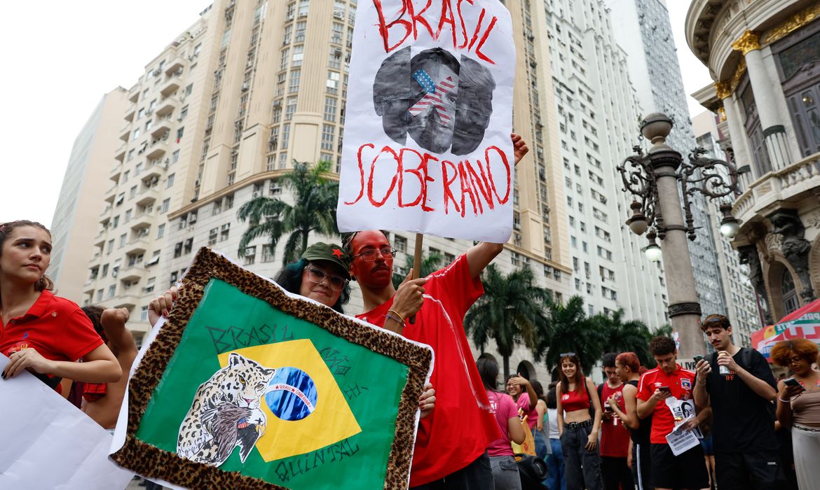 Rio de Janeiro (RJ), 07/10/2026 – Milhares de estudantes participam de manifestação em apoio à reeleição do presidente da República, Luiz Inácio Lula da Silva, no centro da cidade. Foto: Fernando Frazão/Agência Brasil