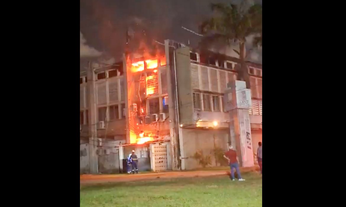 Brasília (DF), 08/10/2026 - Incêndio causa danos a prédio da Universidade Federal de Pernambuco. Frame STV da Silva/X