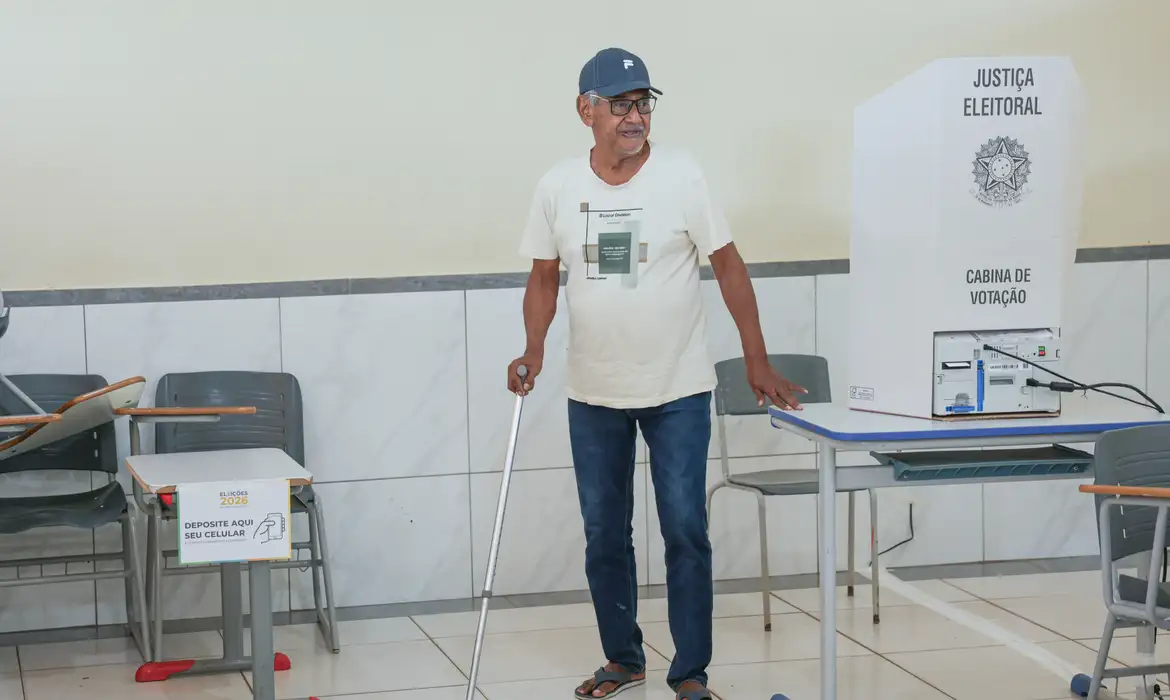 Brasília (DF), 04/10/2026 - Eleitores comparecem às seções eleitorais na manhã deste domingo para participar do primeiro turno das Eleições 2026. As imagens mostram o momento da votação nas salas onde estão instaladas as urnas eletrônicas. Foto: Joédson Alves/Agência Brasil