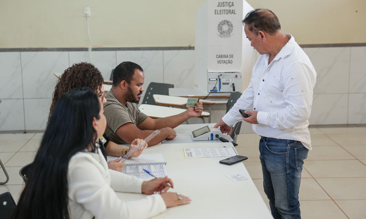 Brasília (DF), 04/10/2026 - Eleitores comparecem às seções eleitorais na manhã deste domingo para participar do primeiro turno das Eleições 2026. As imagens mostram o momento da votação nas salas onde estão instaladas as urnas eletrônicas. Foto: Joédson Alves/Agência Brasil