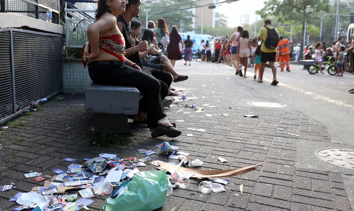 Rio de Janeiro (RJ), 04/10/2026 - Santinhos de candidatos na saída do metrô Jardim Oceânico, na Rocinha. Foto: Rovena Rosa/Agência Brasil