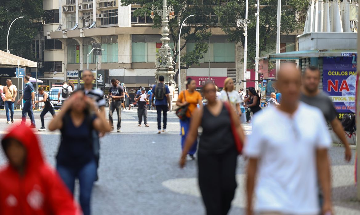 Rio de Janeiro (RJ), 15/10/2026 – Pessoas caminham em rua comercial no centro do Rio de Janeiro Foto: Tomaz Silva/Agência Brasil