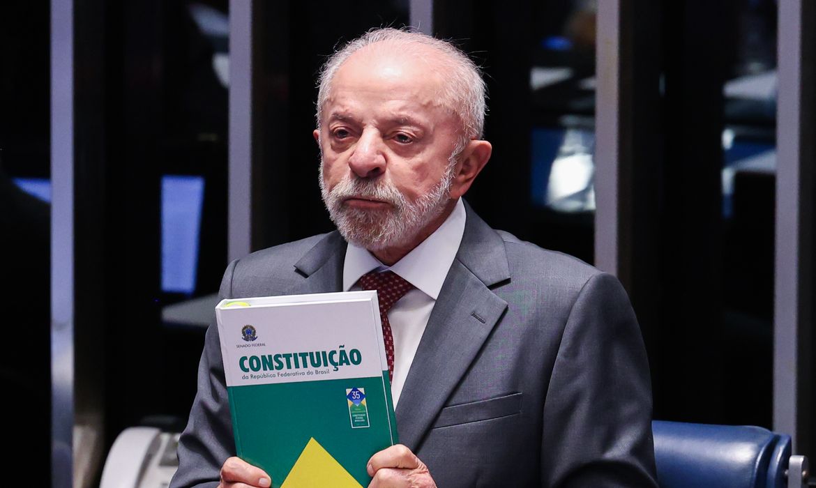 Brasília – DF – 16/10/2026 -O presidente do Senado, Davi Alcolumbre, Presidente da Câmara dos Deputados, Hugo Motta e Presidente, Luiz Inácio Lula da Silva, durante promulgação da Proposta de Emenda à Constituição (PEC 221), que acaba com a escala um dia de descanso a cada seis de trabalho no país, a escala 6x1. Lula Marques/Agência Brasil.