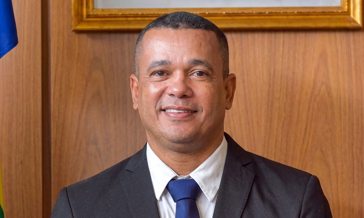 23/10/2026 - Barra do Corda (MA) afasta secretário por ameaça a eleitores do PT - O prefeito de Barra do Corda (MA), Rigo Alberto Teles de Sousa, determinou, nesta quinta-feira (22), o afastamento do secretário municipal de Segurança Pública, Antonio James Mota da Silva, até o fim das eleições de 2026 – que tem o segundo turno marcado para o próximo domingo (25). O texto assinado pelo prefeito, na portaria nº 398/2026, confirma que a decisão é motivada pelas declarações de James Mota que sugerem a realização de prisões e a perseguição de eleitores e apoiadores do Partido dos Trabalhadores (PT)