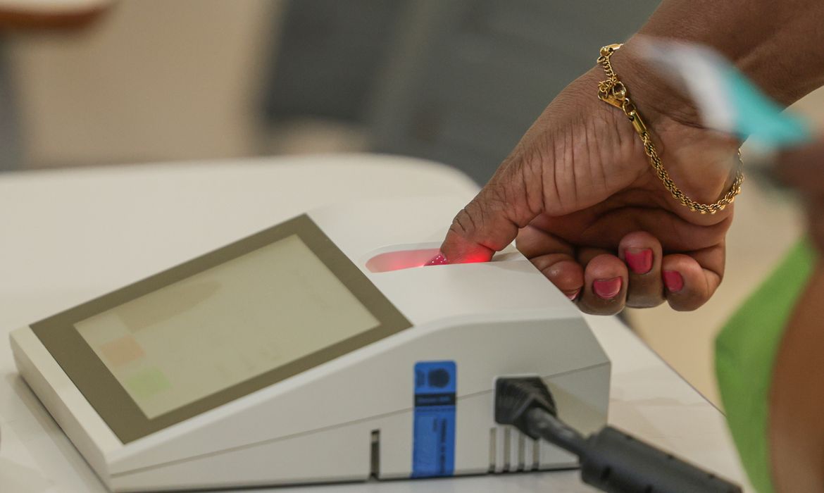Brasília (DF), 04/10/2026 - Eleitores comparecem às seções eleitorais na manhã deste domingo para participar do primeiro turno das Eleições 2026. As imagens mostram o momento da votação nas salas onde estão instaladas as urnas eletrônicas. Foto: Joédson Alves/Agência Brasil