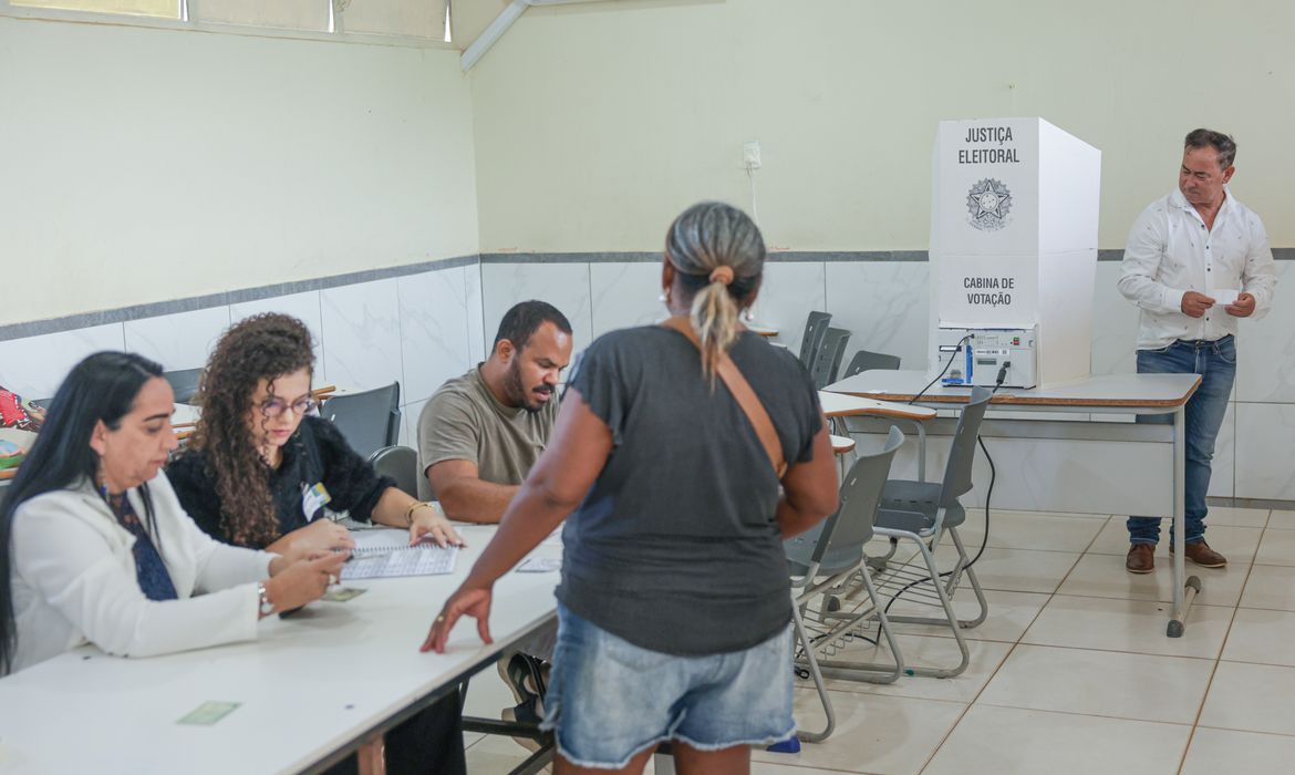 Brasília (DF), 04/10/2026 - Eleitores comparecem às seções eleitorais na manhã deste domingo para participar do primeiro turno das Eleições 2026. As imagens mostram o momento da votação nas salas onde estão instaladas as urnas eletrônicas. Foto: Joédson Alves/Agência Brasil