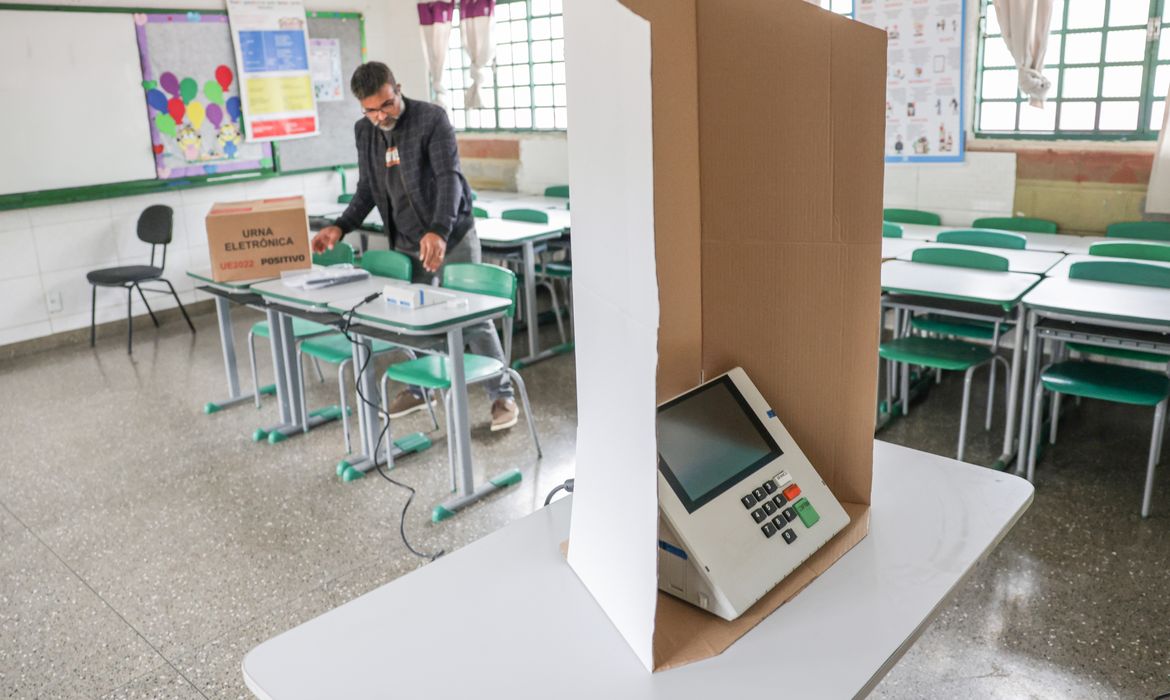 Brasília (DF), 03/10/2026 - Mesário montam urnas eletrônicas em uma escola pública para o primeiro turno das eleições, que será realizado no dia 4 de outubro de 2026. Foto: Joédson Alves/Agência Brasil