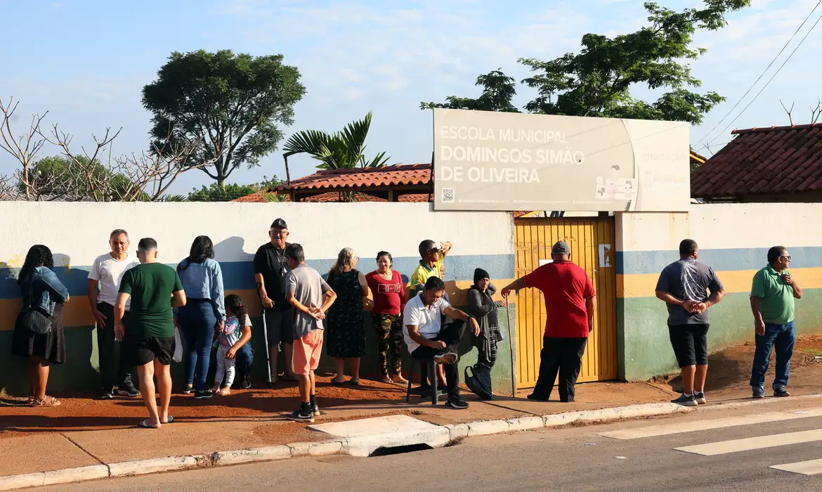 Águas Lindas de Goiás (GO), 03/10/2026 - Pessoas chegam para votar durante as Eleições 2026, na Escola Municipal Domingos Simão de Oliveira. Foto: Valter Campanato/Agência Brasil