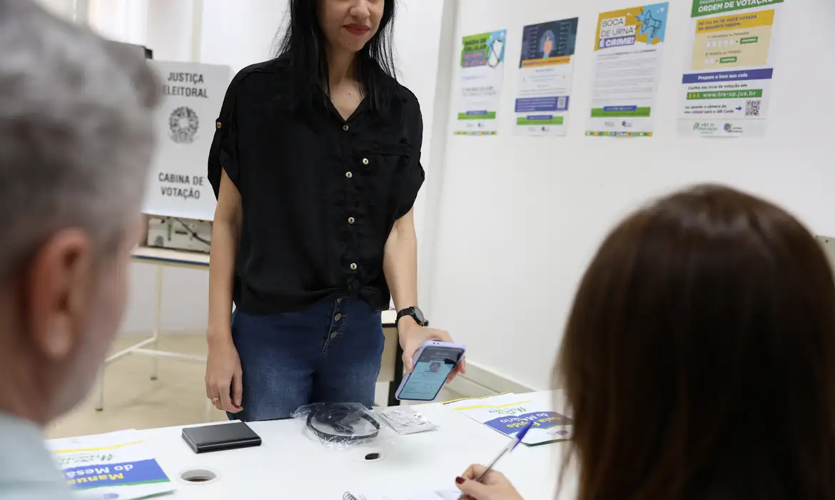 São Paulo (SP), 02/10/2024 - Simulação da eleição para demonstração do fluxo de votação, em uma seção eleitoral cenográfica, no Tribunal Regional Eleitoral de São Paulo - TRE-SP. Foto: Rovena Rosa/Agência Brasil