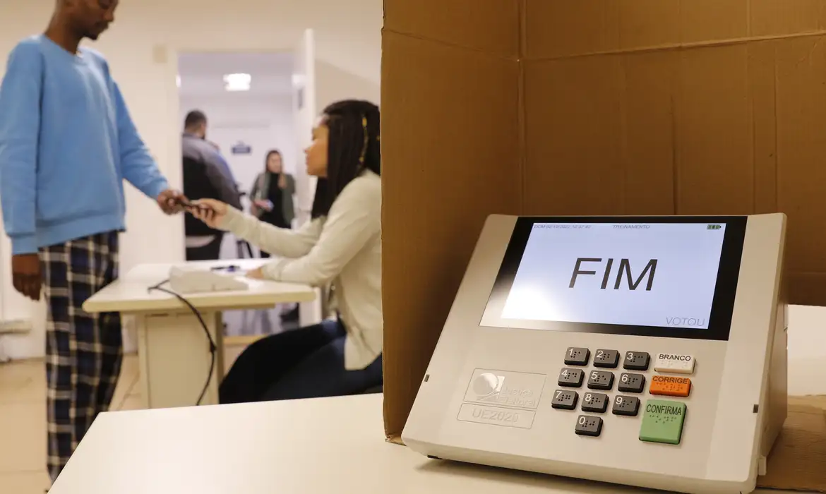 Cabina de votação com a nova urna modelo UE2020 é apresentada em seção eleitoral simulada no Tribunal Regional Eleitoral do Rio de Janeiro.