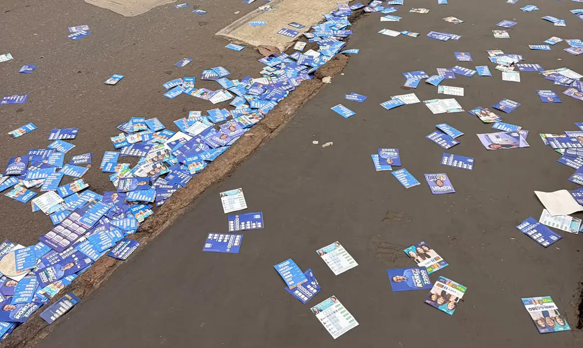 Brasília (DF), 04/10/2026 - Santinhos jogados no chão de candidatos das Eleições 2026. Foto: Sabrina Craide/Agência Brasil