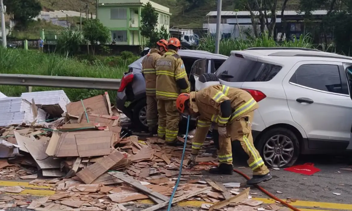 Barra do Piraí (RJ), 10/10/2026 - Acidente entre veículos deixa cinco mortos e nove feridos na BR-393. Foto: CBMRJ/Divulgação