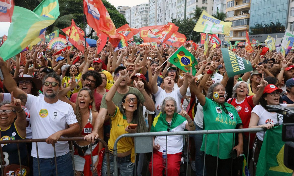 Rio de Janeiro (RJ), 18/10/2026 - Ato pela Democracia com participação de dezenas de artistas que apoiam a reeleição do presidente da República Luiz Inácio Lula da Silva, na orla de Copacabana. Foto: Rovena Rosa/Agência Brasil